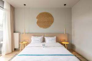 布克维WOL 07 by Ribas的一间卧室配有一张大床和两张桌子