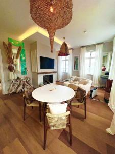 Μια τηλεόραση ή/και κέντρο ψυχαγωγίας στο Luxury Apartment With Rooftop Terrace In Heiligendamm