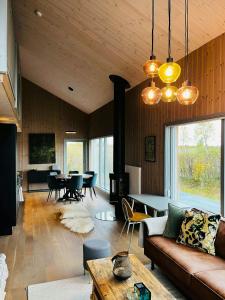 een woonkamer met een bank en een tafel bij Modern Cabin With Panoramic Views In Nøsen in Lykkja