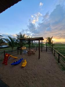 Un parque infantil con mesa de picnic y juegos en la playa. en pousada beira mar suites São Bento, en Maragogi