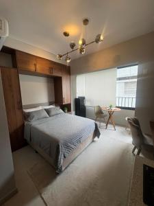 a bedroom with a bed and a table and chairs at Apartamento 300 m do metrô Tatuapé in São Paulo +13 photos