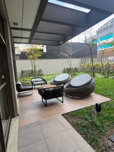 a patio with two tables and chairs on a wooden deck at Apartamento 300 m do metrô Tatuapé in São Paulo