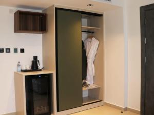 une armoire avec une porte verte dans une pièce dans l'établissement Coral Beach Hotel & Spa, à Aqaba
