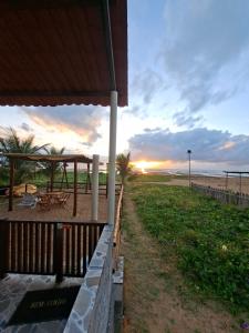 una casa con vistas a la playa al atardecer en pousada beira mar suites São Bento, en Maragogi