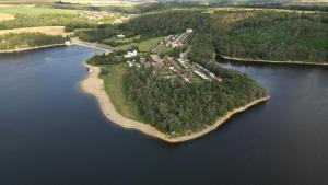 an island in the middle of a body of water at Mobilheim 16 a 17 - Výrovická přehrada Výr in Výrovice