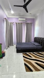 Kampong Ayer TerjunにあるTiffana Homestayのベッドと天井扇風機のある部屋 +24枚の写真