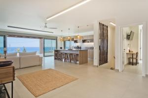 Kuchyň nebo kuchyňský kout v ubytování C'est La Vie Beach Villa 1 Ammopi Karpathos