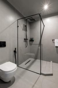 布克维WOL 07 by Ribas的带玻璃淋浴和卫生间的浴室 更多32张照片