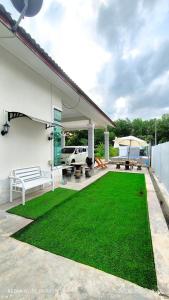 Kampong Ayer TerjunにあるTiffana Homestayの白家の隣の緑草の庭