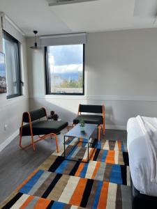 Zimmer mit einem Bett, 2 Stühlen und einem Tisch in der Unterkunft The Originals Boutique, Hôtel Maison Montmartre Paris Les Puces in Paris + 82 Fotos