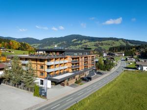 キルヒベルク・イン・チロルにあるAlpenParks Hotel & Apartment Taxacherの道路建築の空中