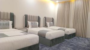 a hotel room with two beds and curtains at فيلمست ريزيدنس ابها in Quai