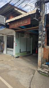 a building with a sign that reads roof clinic at Sunny hostel in Pai