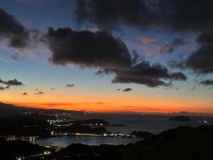 vista sull'oceano al tramonto di 雲海雅築民宿 a Jiufen