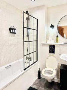 Koupelna v ubytování Modern 4-Bed House Sleeps 9 Free Parking Near Leeds Centre