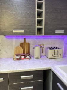 Kuchyň nebo kuchyňský kout v ubytování Modern 4-Bed House Sleeps 9 Free Parking Near Leeds Centre