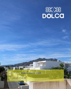 een bord voor een huis met een geel hek bij Retiros Dolca in La Marina de la Torre