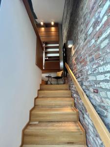 ドルマーゲンにあるzons22 I TheTinySpace Architekten Apartment im Denkmalのレンガの壁と椅子のある階段
