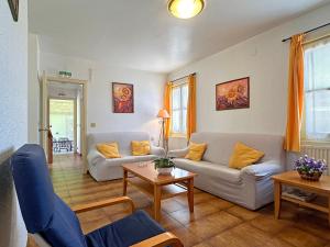 ein Wohnzimmer mit zwei Sofas und einem Tisch in der Unterkunft Casa El Herrero in Barásoain