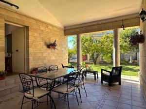 eine Terrasse mit einem Tisch und Stühlen auf einer Terrasse in der Unterkunft Casa El Herrero in Barásoain