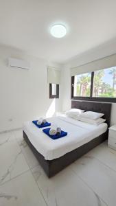 En eller flere senge i et værelse på Pool Citylux Apartment