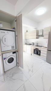 Køkken eller tekøkken på Pool Citylux Apartment