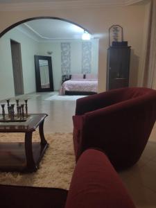 ein Wohnzimmer mit Couch und Tisch in der Unterkunft Villa luxueuse in El Guern + 14 Fotos