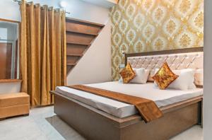 ein Schlafzimmer mit einem Bett und einem Fenster in der Unterkunft Exotic Stays Kasauli I The Himalayan Edge I Serviced Apartments I Pvt Balcony I Peaceful Area I Family Accomodation I Kasauli in Kasauli