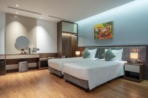 Una cama o camas en una habitación de Luxe Paradise Hotel Nguyen Khac Hieu