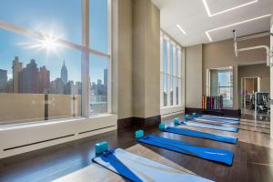 Fitness centrum a/nebo fitness zařízení v ubytování HIGH luxury in Manhattan by Unique Stays - Gym & Pool