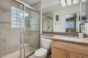 Ένα μπάνιο στο Bright and Cozy Ranch Style House Centennial +10 φωτογραφίες