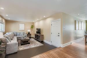 Χώρος καθιστικού στο Bright and Cozy Ranch Style House Centennial