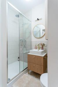 Ένα μπάνιο στο Red Roof Apartments Old Town