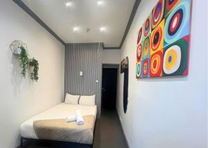 une chambre avec deux lits et un tableau au mur dans l'établissement Amsterdam Hotel, à Londres