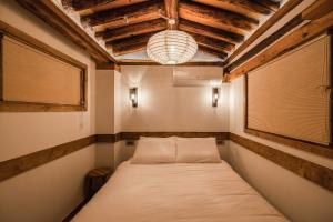 Postel nebo postele na pokoji v ubytování Luxury Hanok MOOD-AM + 2 fotografie