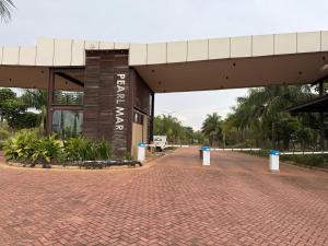 Un edificio con un camino de ladrillos al frente. en Cozy 1-Bedroom Apartment at Pearl Marina, Garuga, en Entebbe