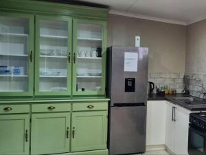 Dapur atau dapur kecil di Hermanus 13 on 2nd Guest Rooms