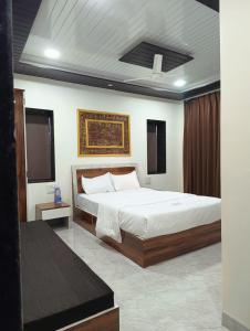 Postel nebo postele na pokoji v ubytování Vrindavan beach resort
