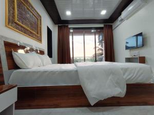 Postel nebo postele na pokoji v ubytování Vrindavan beach resort + 13 fotografií