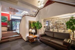 a living room with a couch and a wall at Hotel Oxford in Rome