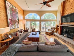 Χώρος καθιστικού στο 734E Eagle Dr