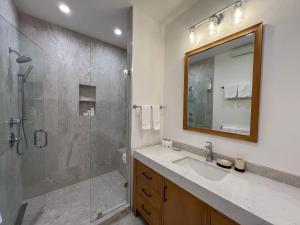 Ένα μπάνιο στο 734E Eagle Dr +30 φωτογραφίες