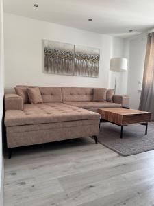 een woonkamer met een bank en een salontafel bij Idyllische Wohnung mit Küche & Bad in Bielefeld in Bielefeld