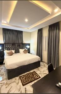 Postel nebo postele na pokoji v ubytování Ralphnest Suite & Lounge Limited