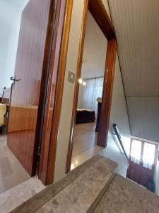 a hallway with an open door to a room at La casa nel borgo - le comodità di una intera casa vicina a tutti i servizi in Porto San Giorgio