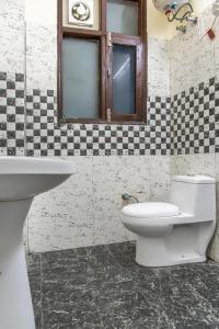 Un baño de Suffer Heights Kasauli I Vacations I Family Groups & Events I Forest Treks I Memories Toy Train View I Serviced Apartments I Kasauli By Exotic Stays 30 fotos más