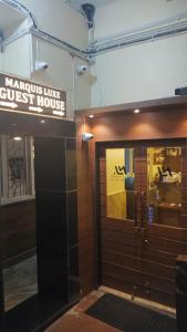 コルカタにあるMarquis Luxe Guest Houseの「manent lives guest house」と書かれた看板のある建物