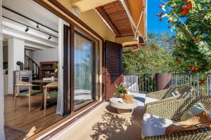 an outdoor patio with a couch and a table at Hillside Lodge, Boutique & Spa in Lič