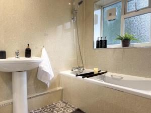 Koupelna v ubytování Spacious 3bed, Sleeps5, Parking