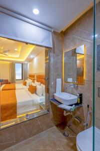 une salle de bain avec un lit, une douche et un lavabo dans l'établissement Hotel Urban Lion - IGI Airport Delhi, à New Delhi 77 autres photos
